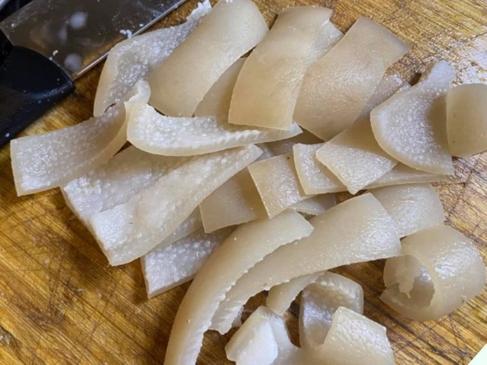 Bì lợn luộc chứa collagen tự nhiên giúp hỗ trợ cấu trúc da – ăn bì lợn có tốt không