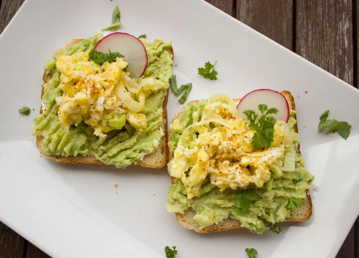 Bánh mì nguyên cám trứng ốp la và salad – món ăn sáng dinh dưỡng cho trẻ
