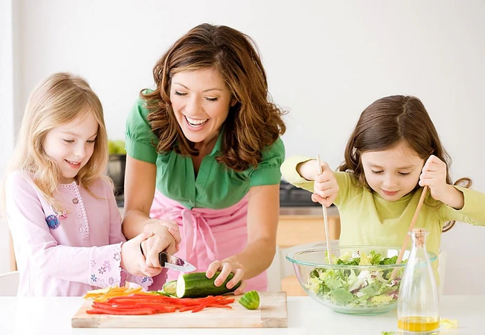 Cho trẻ tham gia nấu ăn để kích thích hứng thú ăn uống