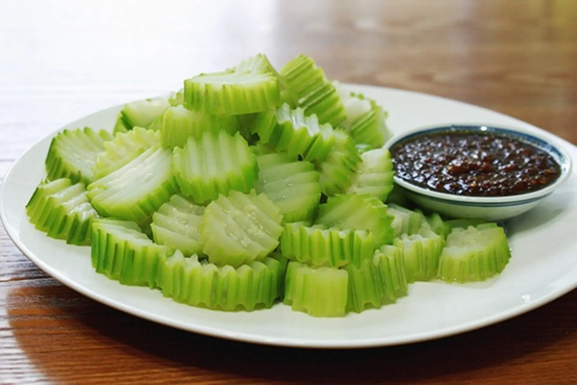 Bí xanh luộc thanh mát trong bữa cơm gia đình Việt