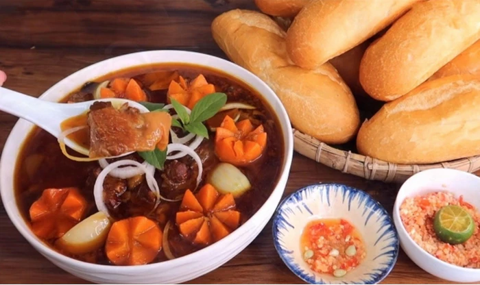 bò kho ăn kèm bánh mì thơm ngon, bổ dưỡng