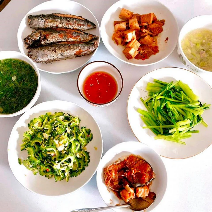 Bữa tối nhẹ nhàng với salad rau củ và cá ngừ