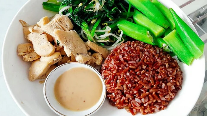 Bữa trưa cân bằng dinh dưỡng với cơm gạo lứt và ức gà