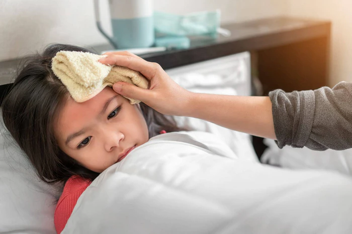 Cách chăm sóc trẻ bị sốt tại nhà đúng cách