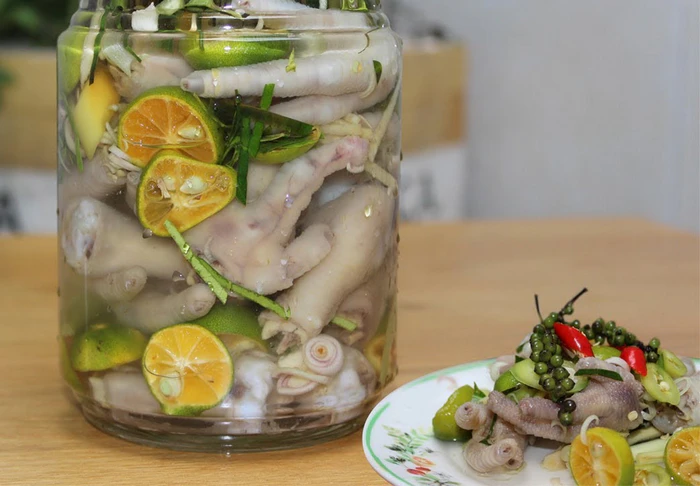 Thành phẩm chân gà sả tắc giòn ngon, chua cay mặn ngọt hài hòa