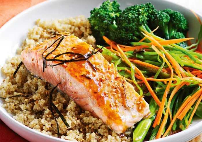 Chế độ ăn uống lành mạnh là gì với rau củ, cá hồi và ngũ cốc