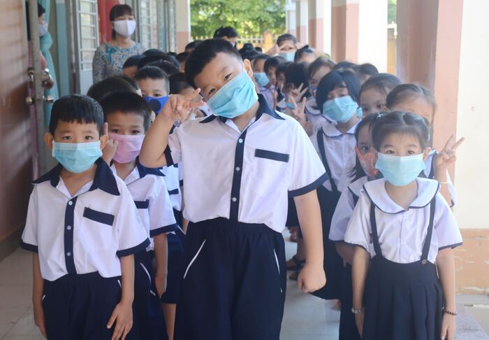 Học sinh tiểu học đeo khẩu trang đúng cách phòng chống COVID-19