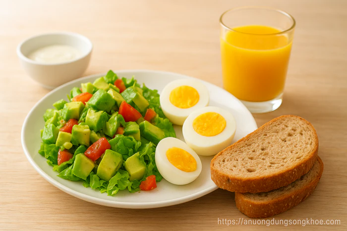 Bữa sáng với salad bơ và trứng luộc cung cấp chất béo lành mạnh và vitamin tự nhiên.