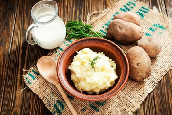 mặt nạ khoai tây và sữa chua dưỡng trắng da