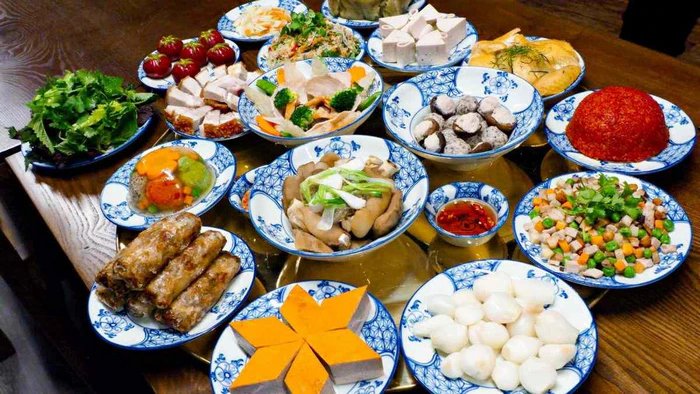 Mâm cỗ phong thủy ngày Tết cân bằng âm dương ngũ hành