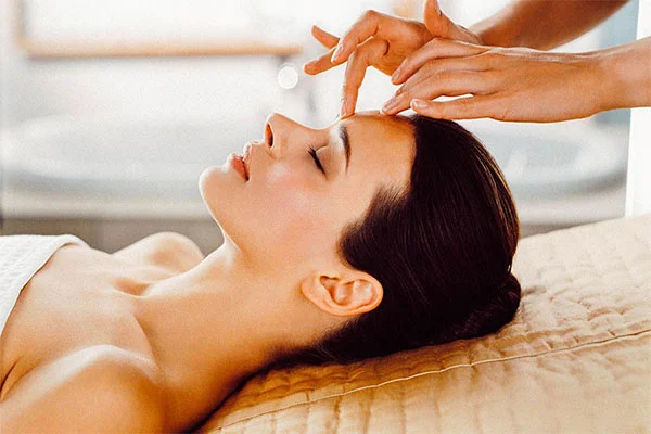 Massage mặt tại spa chuyên nghiệp và an toàn