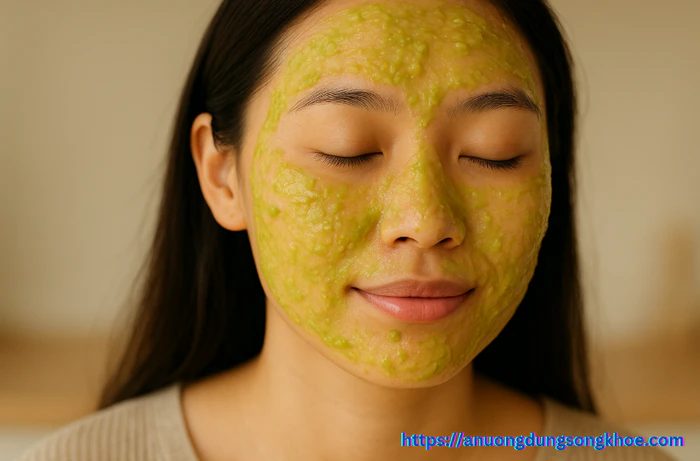 Đắp mặt nạ bơ mật ong giúp da mềm mịn và sáng tự nhiên