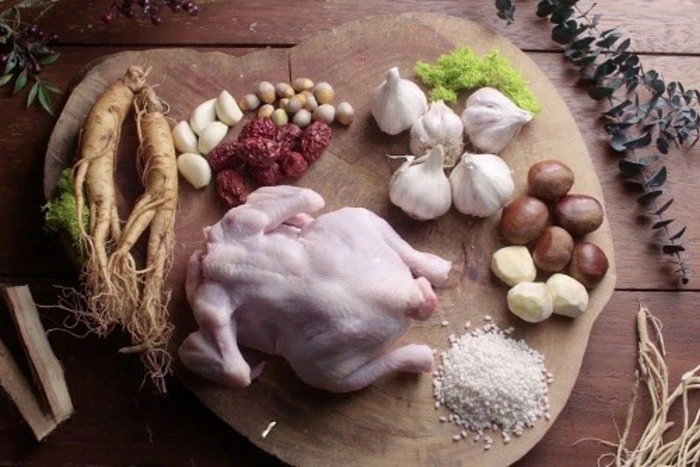 Nguyên liệu gà hầm sâm Hàn Quốc gồm gà non, nhân sâm, táo tàu, gạo nếp