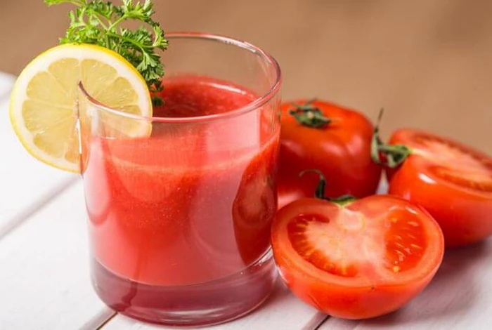Uống nước ép cà chua làm trắng da từ bên trong