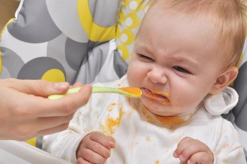 Sai lầm phổ biến cha mẹ cần tránh khi cho bé ăn dặm