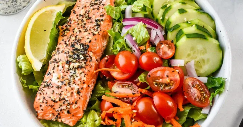 Salad cá hồi bơ hạt chia cho người giảm cân