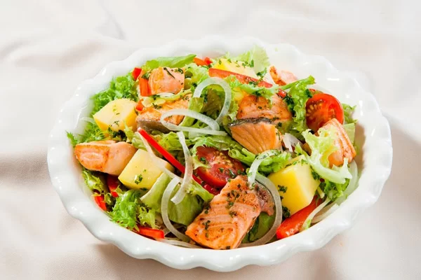 Salad cá hồi thanh mát, ít calo, tốt cho giảm cân