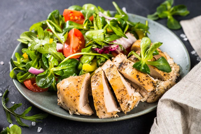 Salad ức gà áp chảo giảm cân giàu chất xơ