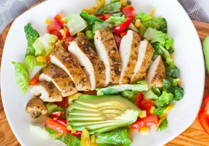 Salad ức gà giàu protein tốt cho người tập gym