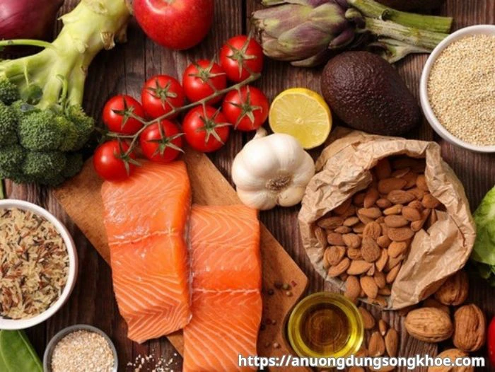 Thực phẩm đẹp da đẹp dáng – cá hồi, rau xanh, hạt dinh dưỡng và trái cây