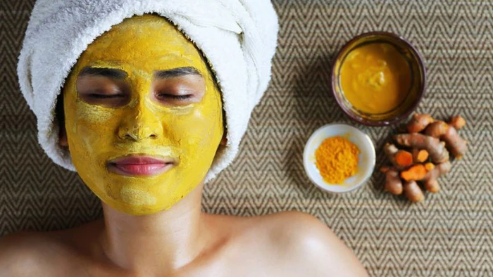 Trị mụn và mờ thâm bằng nghệ tươi an toàn tại nhà