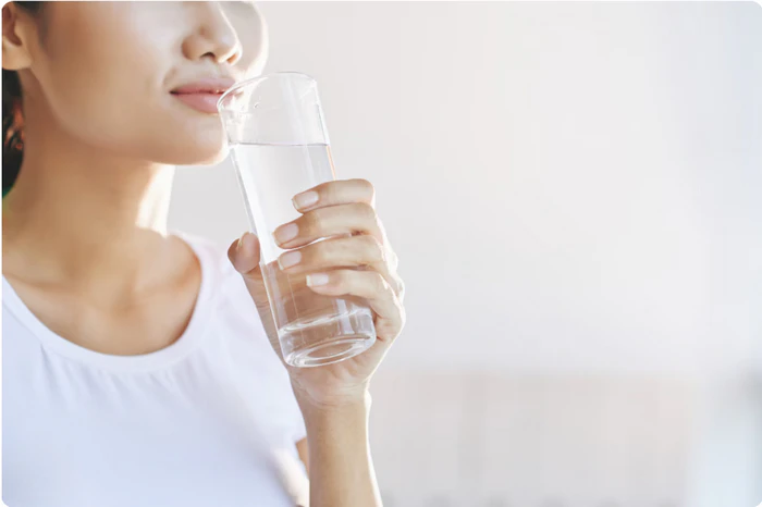 Một người uống nước mỗi ngày để duy trì sức khỏe